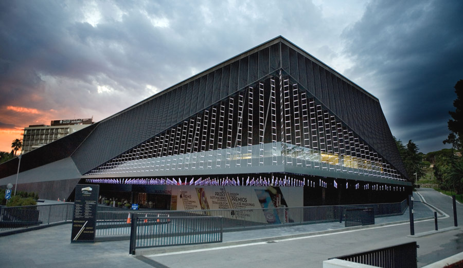 Fachada moderna del Gran Casino Costa Brava en Lloret de Mar, con diseño de cristal y jardines mediterráneos.
